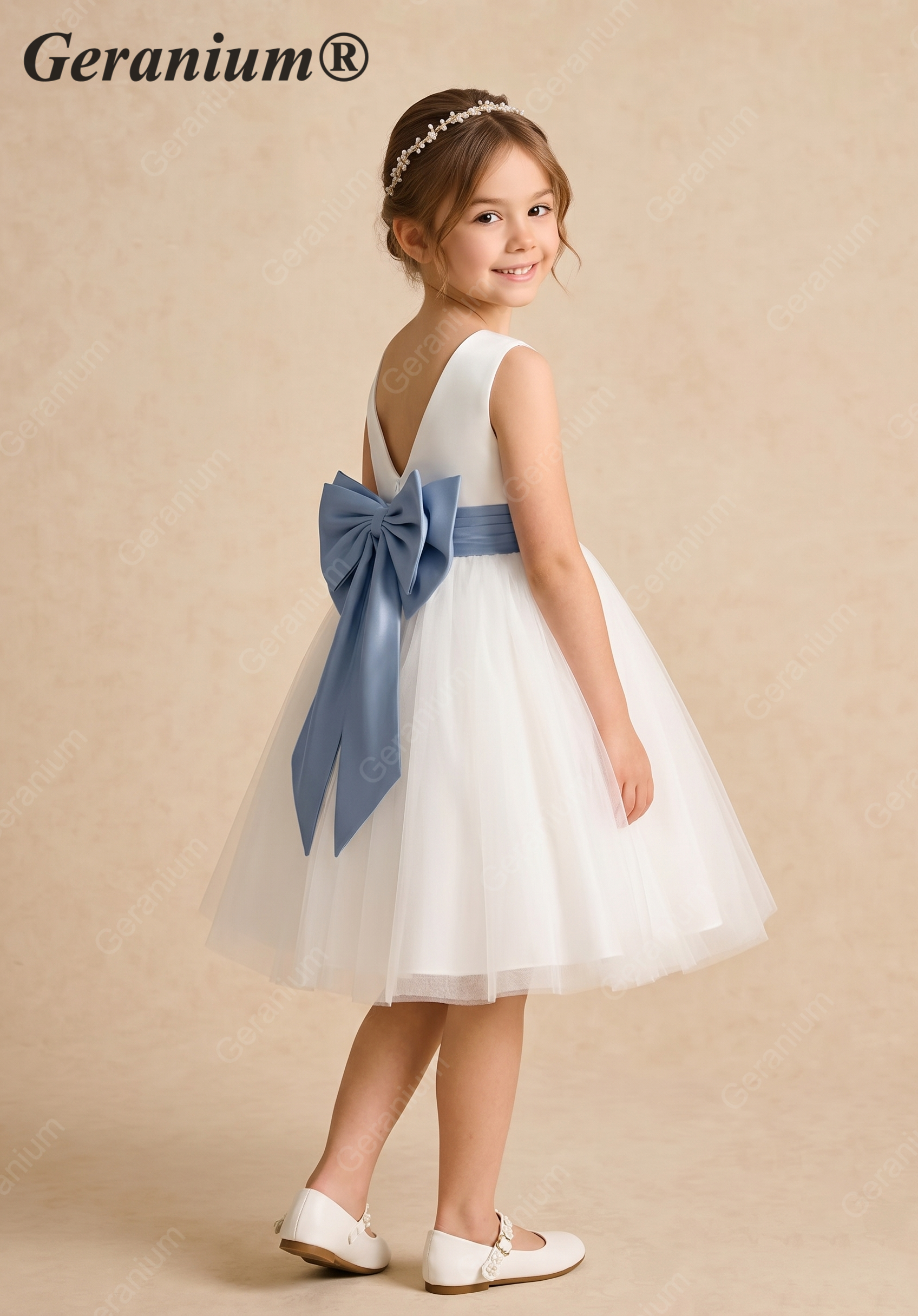 Geranium White Tulle Flower Girl Dress with Dusty Blue Sash & Detachable Bow – KD-218 Image secondaire du produit