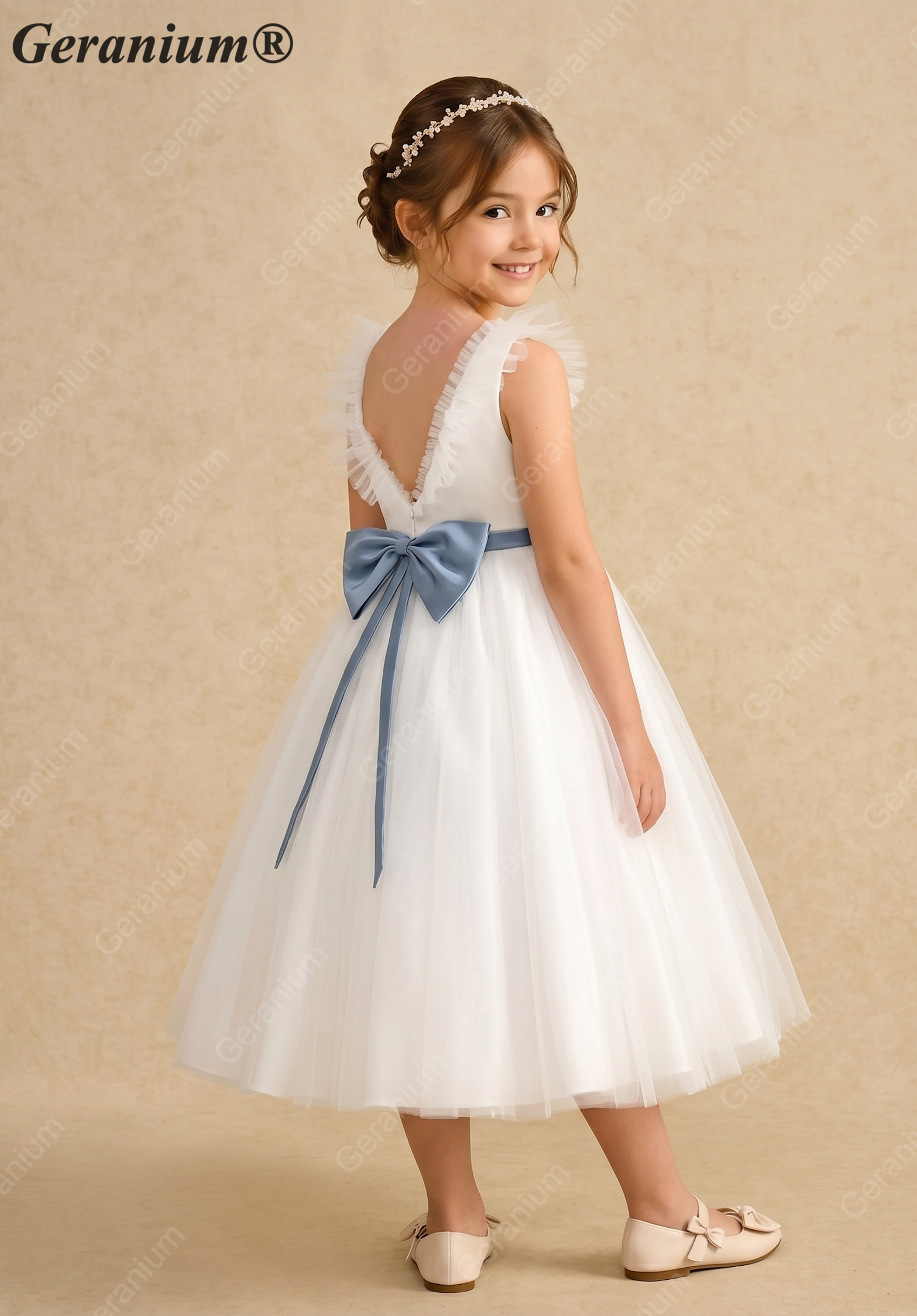 Geranium White Tulle Flower Girl Dress with Ruffle V-Back & Dusty Blue Bow – KD-179 Image secondaire du produit