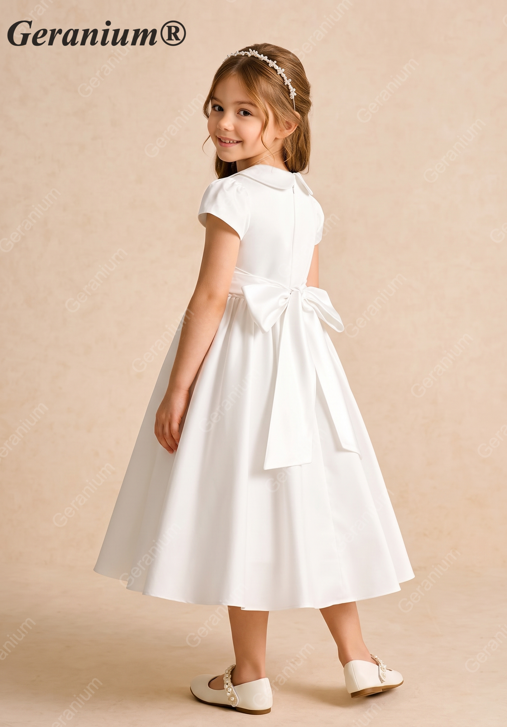 Geranium White Satin Flower Girl Dress with Peter Pan Collar & Back Bow – KD-203 Image secondaire du produit