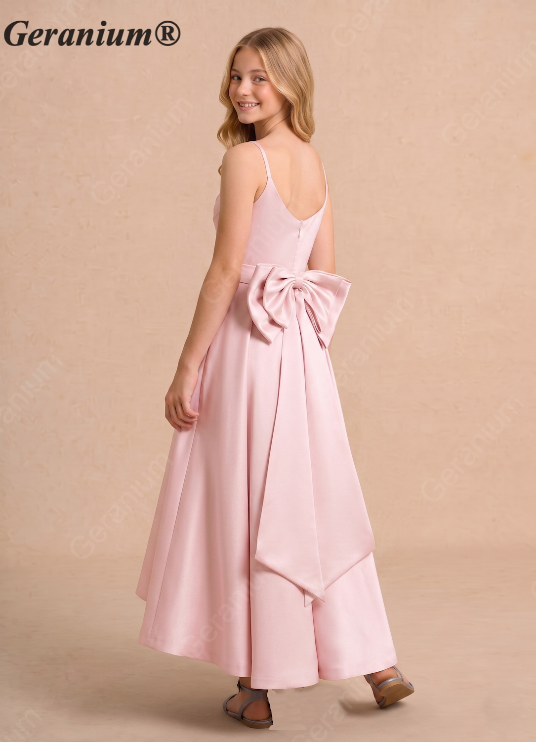 Geranium Blushing Pink Pleated Satin High-Low Junior Bridesmaid Dress with Back Bow – KD-266 Image secondaire du produit