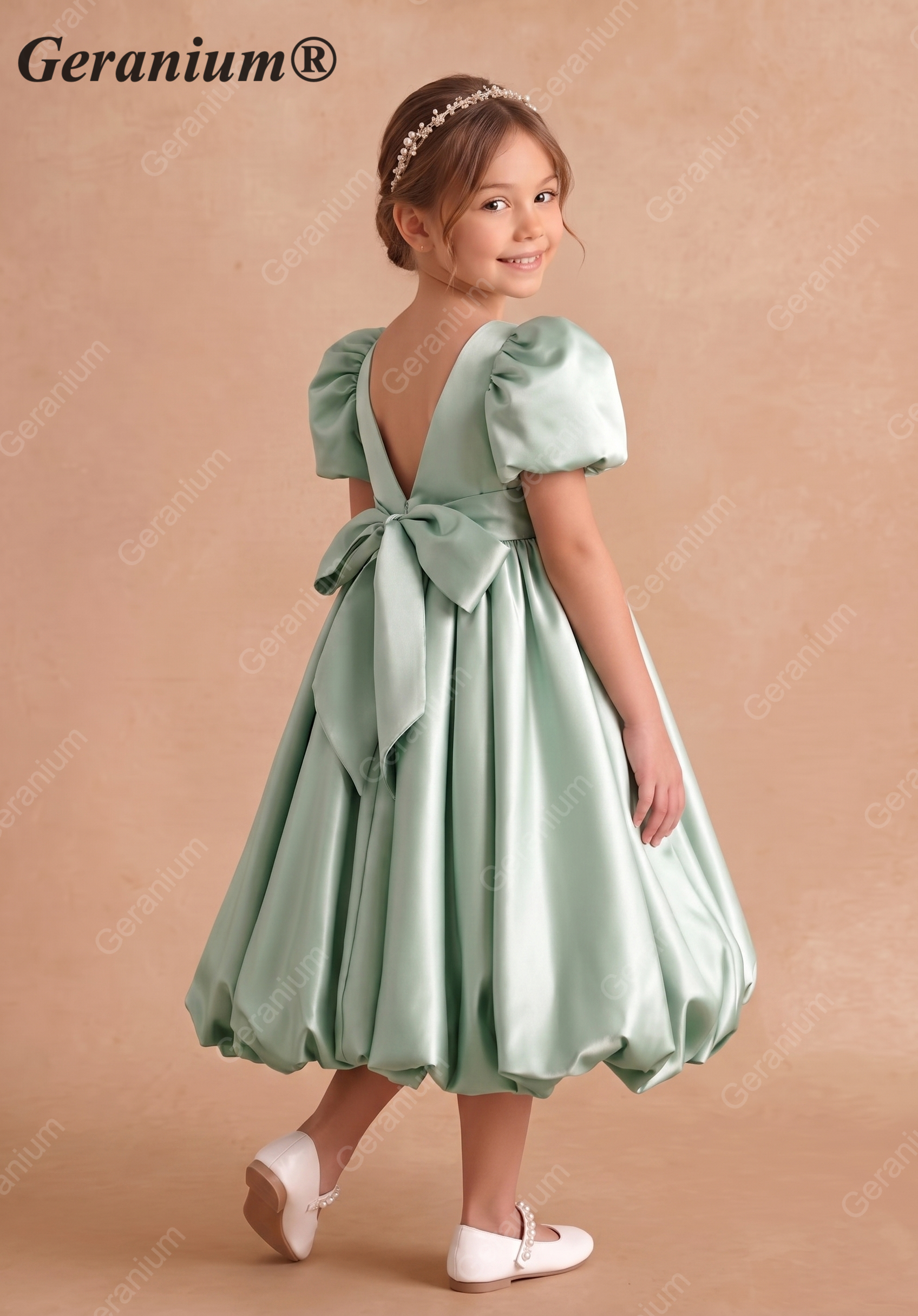 Geranium Dusty Sage Satin Bubble Hem Flower Girl Dress with Puff Sleeves & Bow – KD-241 Immagine secondaria del prodotto