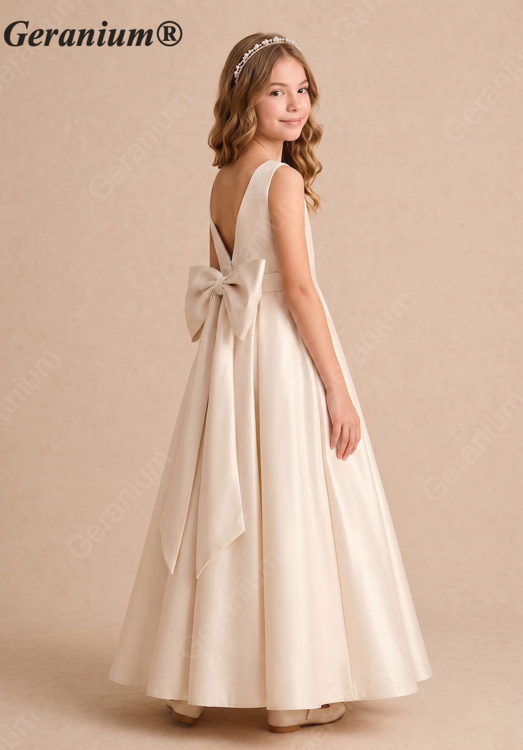 Geranium Satin A-Line Junior Bridesmaid Dress with V-Back Bow – KD-196J Image secondaire du produit
