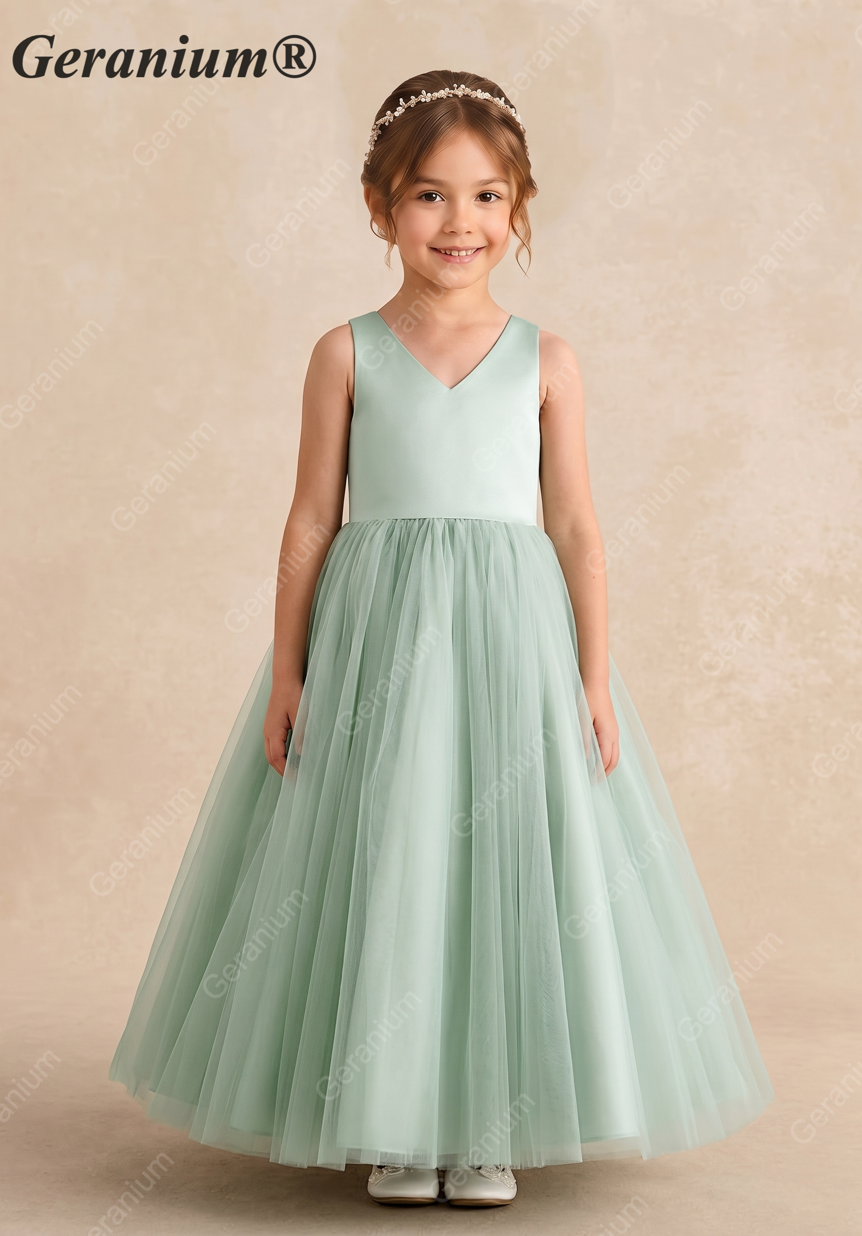 Geranium Sage Green V-Neck Tulle Flower Girl Dress with Criss-Cross Bow Back – KD-209 Image principale du produit