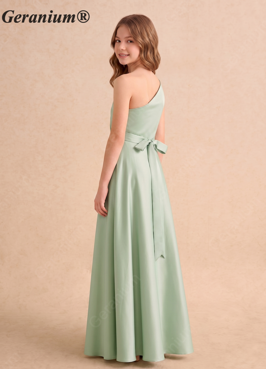 Geranium One-Shoulder Satin Junior Bridesmaid Dress with Waist Tie – KD-160 Image secondaire du produit
